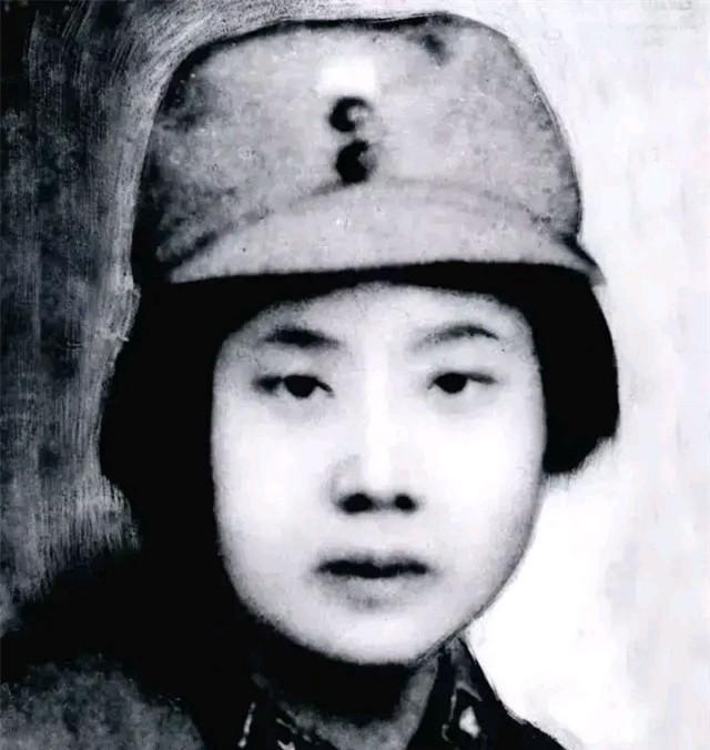 1942年，一位新四军女区长被日本人残忍地扒光了衣服，用铁丝穿过她的双乳，牵引着