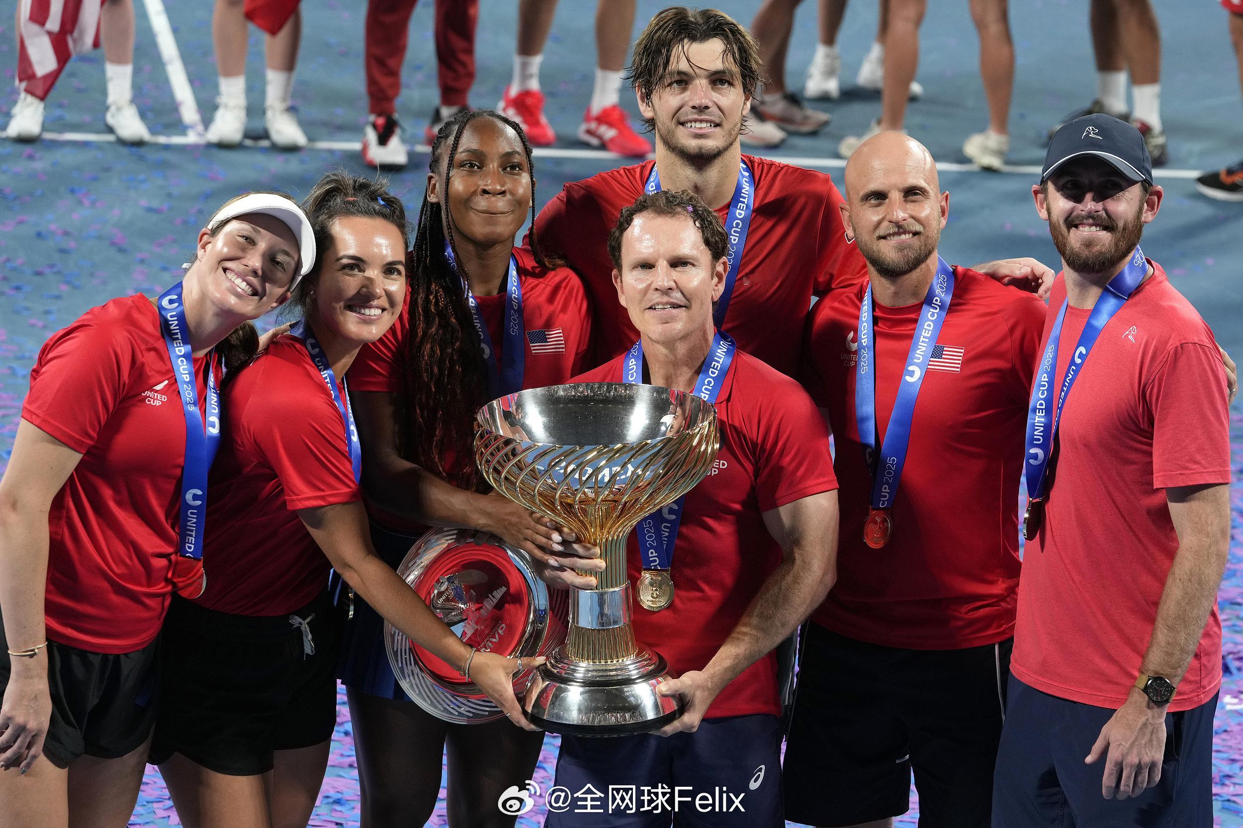 联合杯美国夺冠  来看看美国队捧杯图🏆🎾🇺🇸 