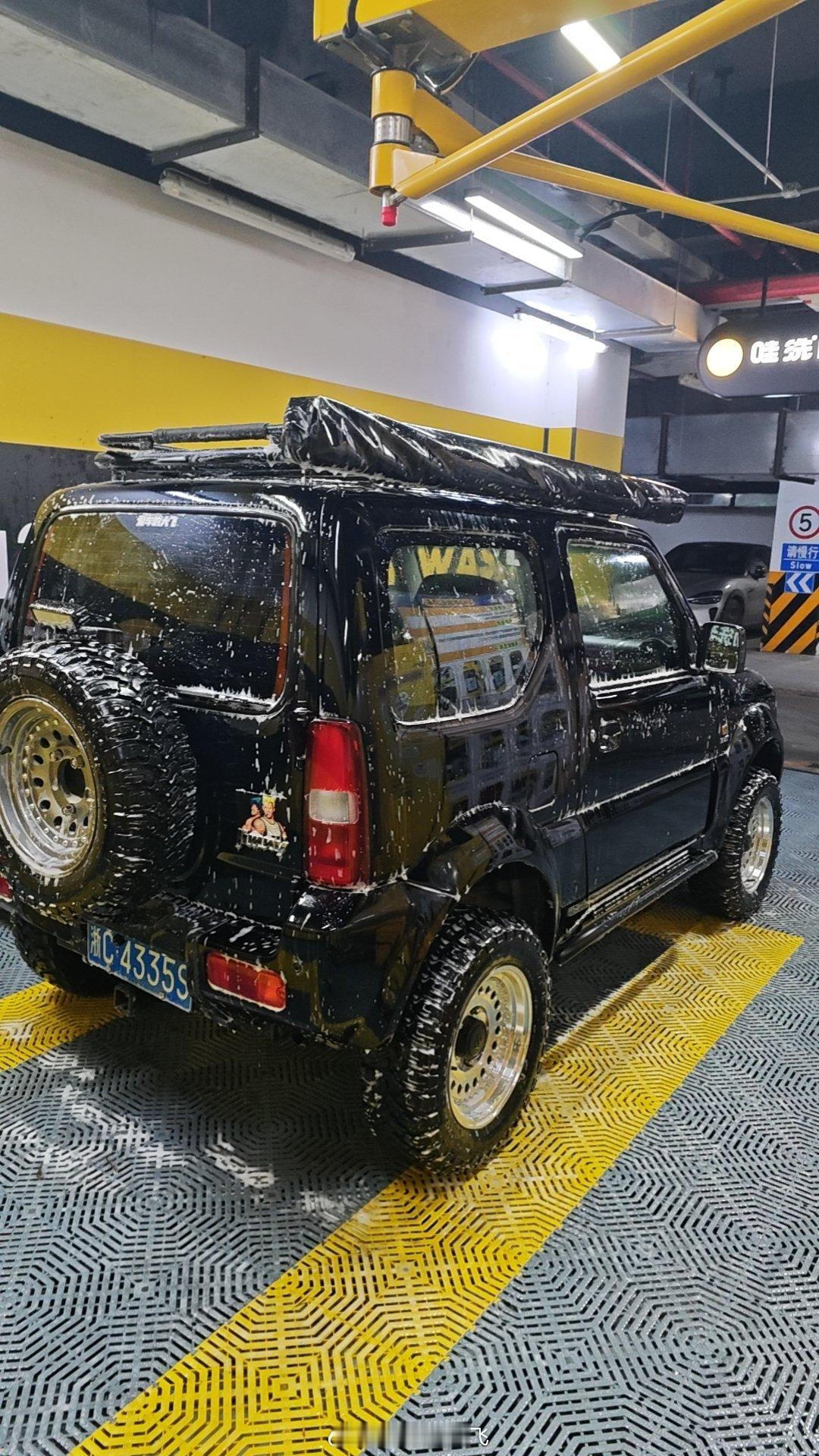 好久都没自助洗车了今儿把小吉接回来了翻新完，情绪件儿上车小破车也能让人很开心！ 