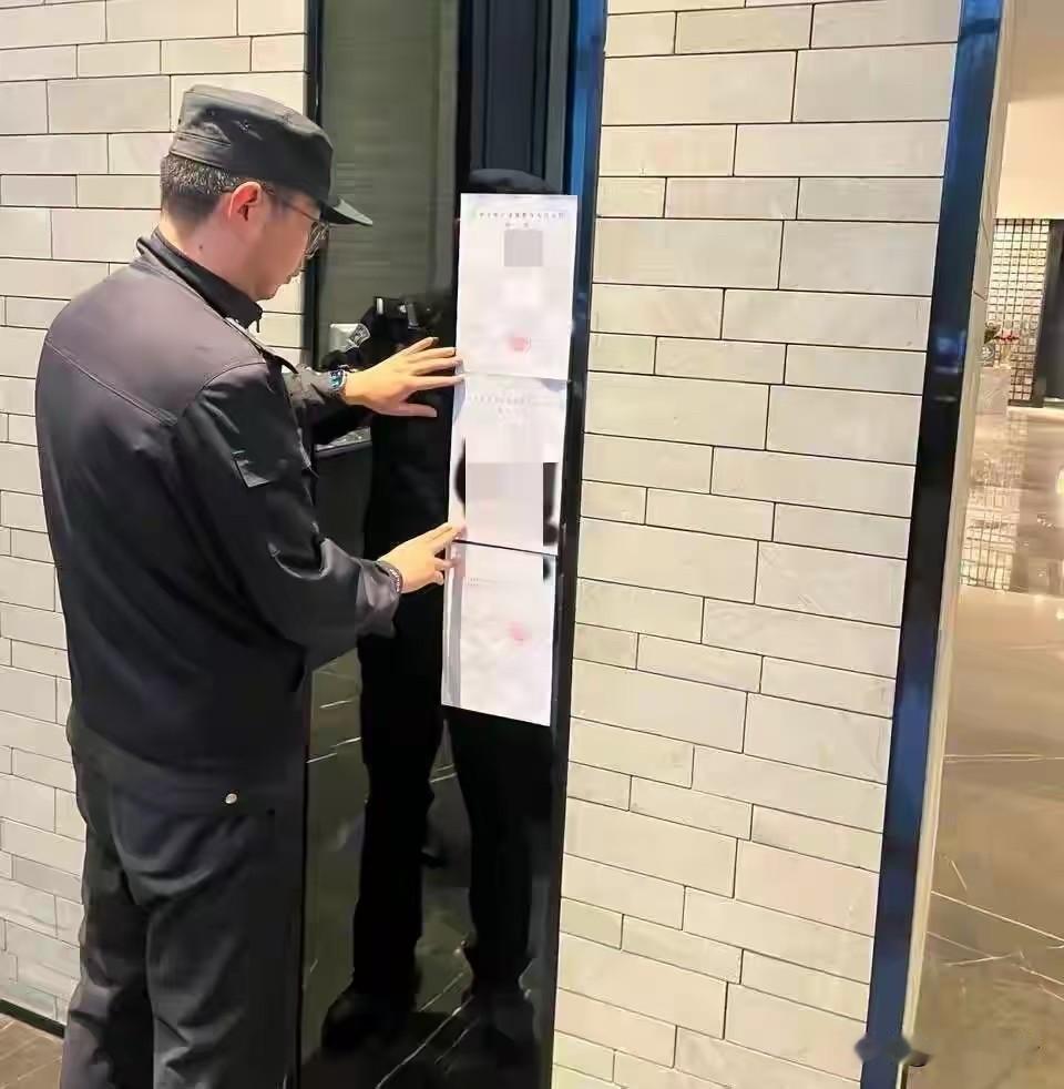 “活该！”江苏南京，一男子欠了别人10000多元，被债主告了，可他败诉后，只被执