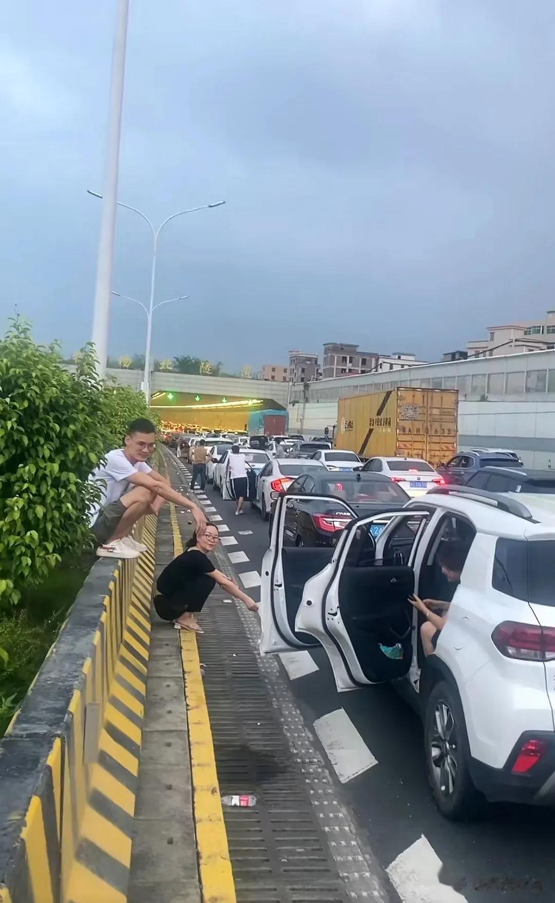 还有更堵的吗？12个小时跑了110多公里，还没有出广州[捂脸]，这是要在高速上过