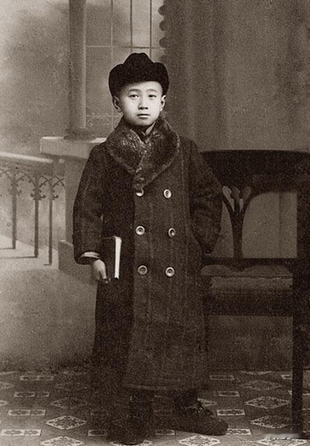 原来等比例长大啊，

这脸一眼就能认出是谁来。

这小少爷装扮，

光看他站在那