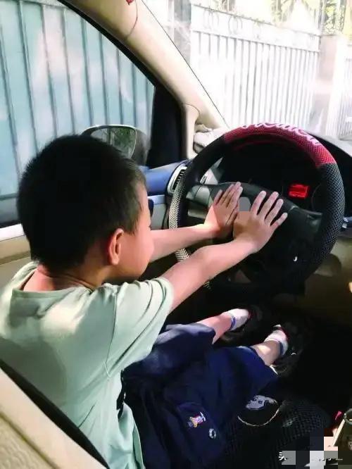 40度高温农民工砸保时捷救6岁男孩，车主到场后，1个行为让众人愣住

40℃高温