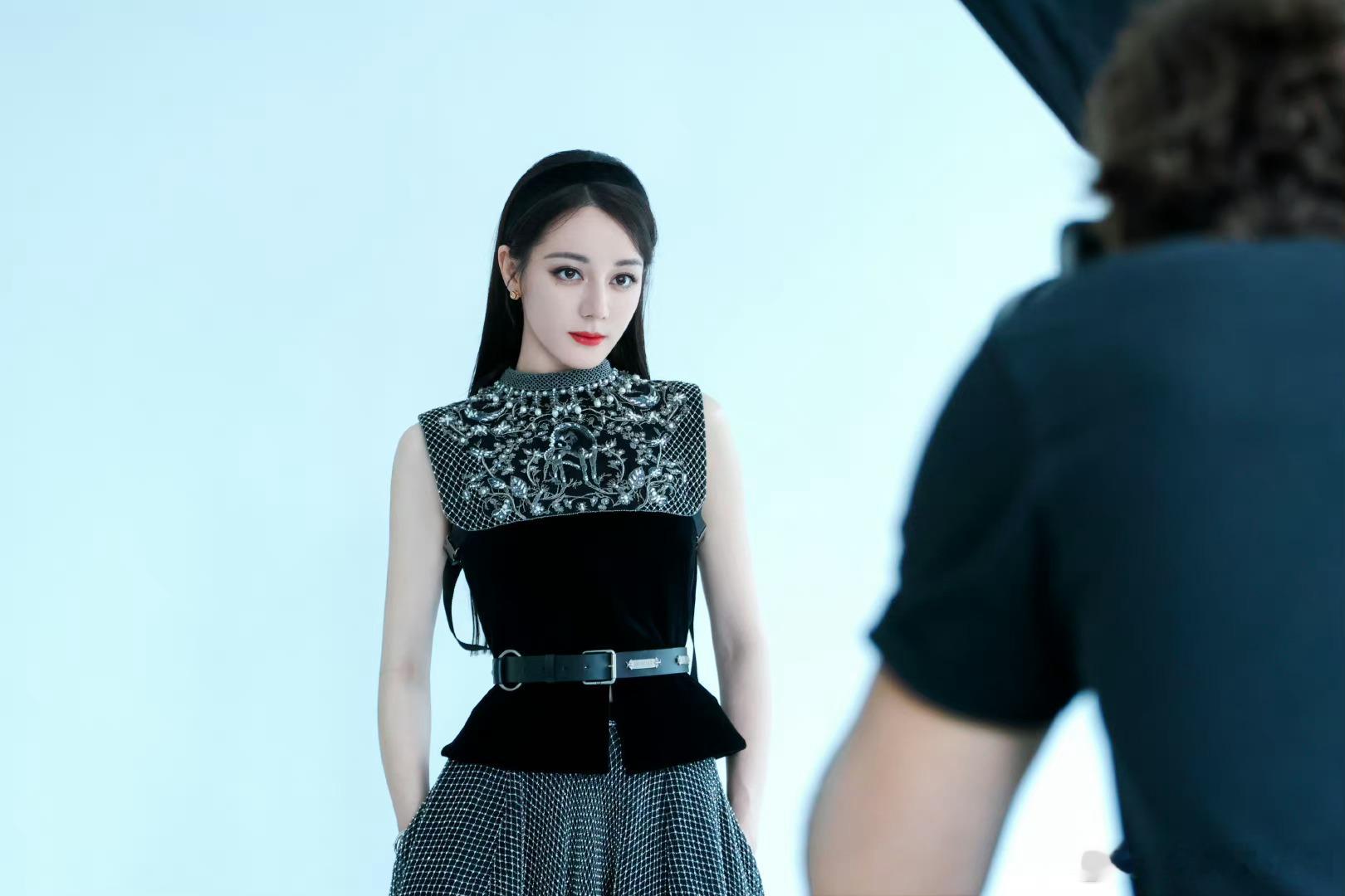 #迪丽热巴时装周花絮照##迪丽热巴时装周花絮造型# ​美的！很飒[爱慕] ​​​