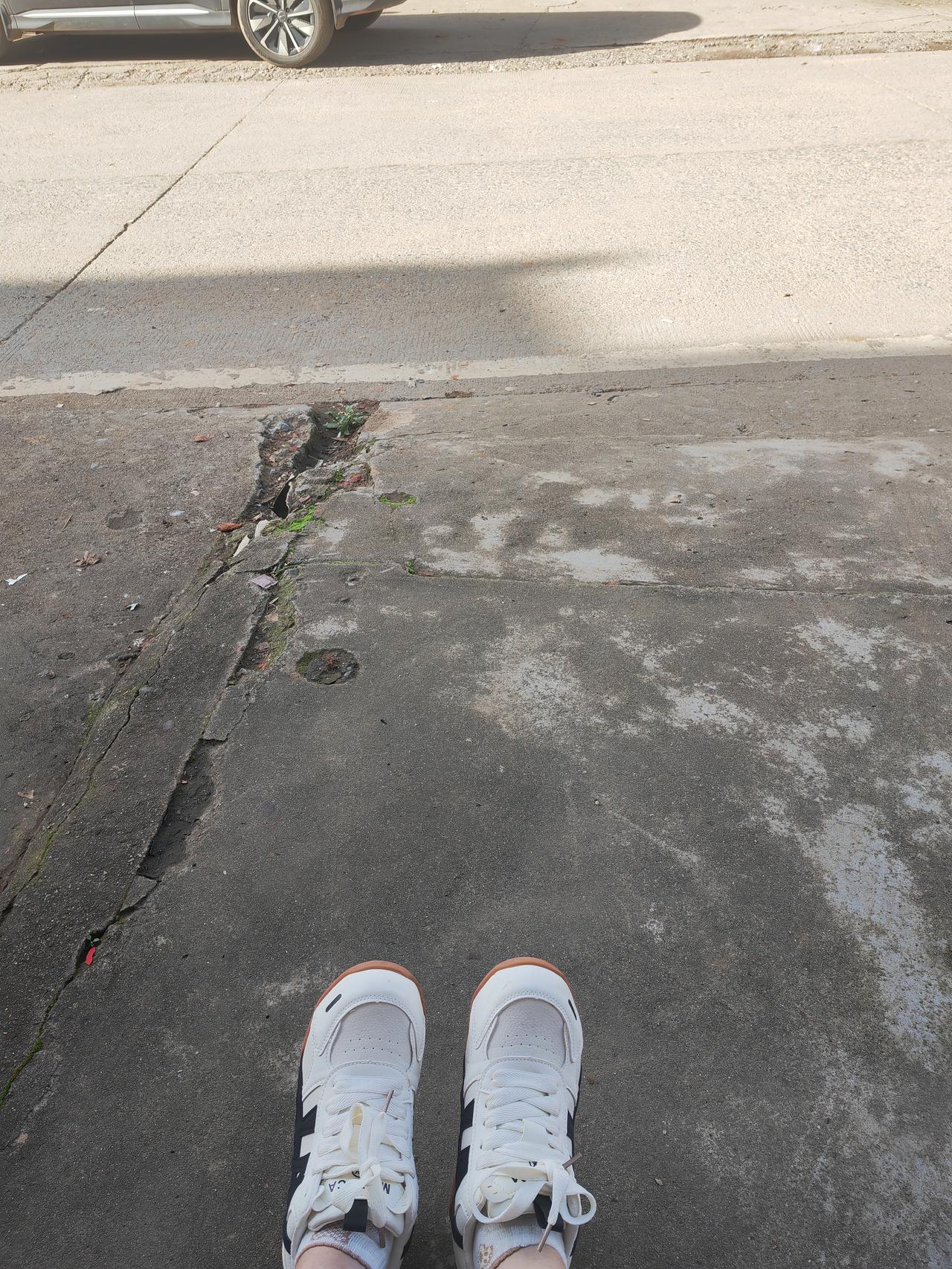 整理了一下心情，突发奇想，从镇上走到一个乡村里，脚有点痛，但晚上肯定累得很容易入