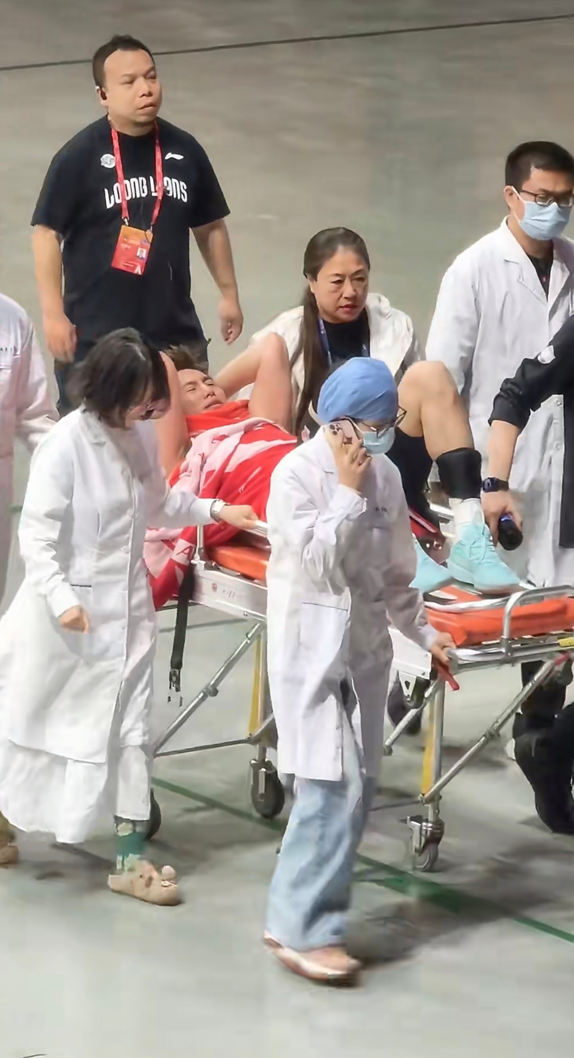 郭艾伦躺在担架上，面带哭相。此时内心极其痛苦，意识到这个伤不是小伤。往远了说，如