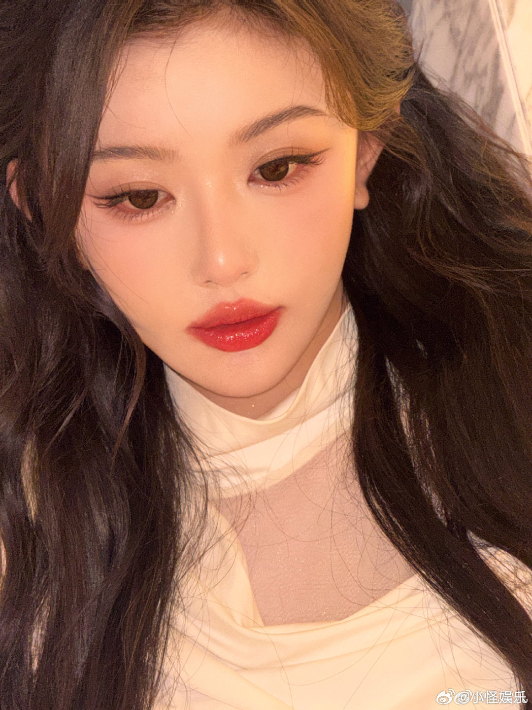 孔雪儿最怕化完妆不像自己 节目中说起化妆的小烦恼，妆容偏离自身风格、完全不像自己