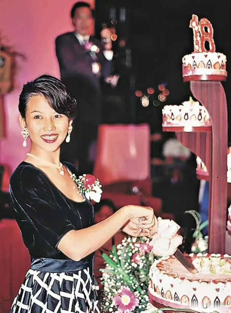 一个冷知识，蔡少芬18岁成人礼是刘銮雄花了百万港币为她举办的。1991年刘銮雄在