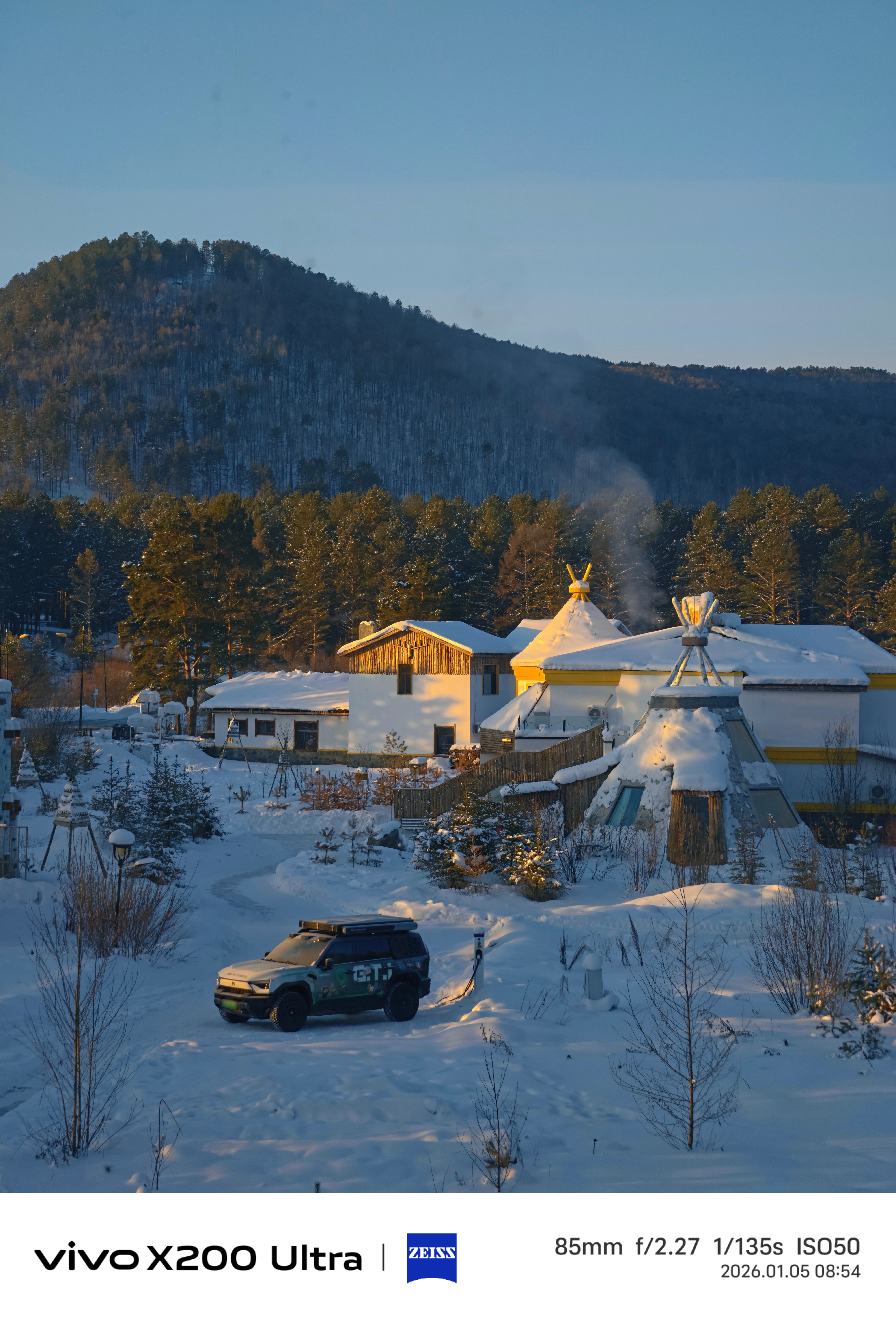 2亿像素的一张雪景早安在北极村摸鱼摸够了今天和大黄继续出发下一程啦！佑酱的流浪奇