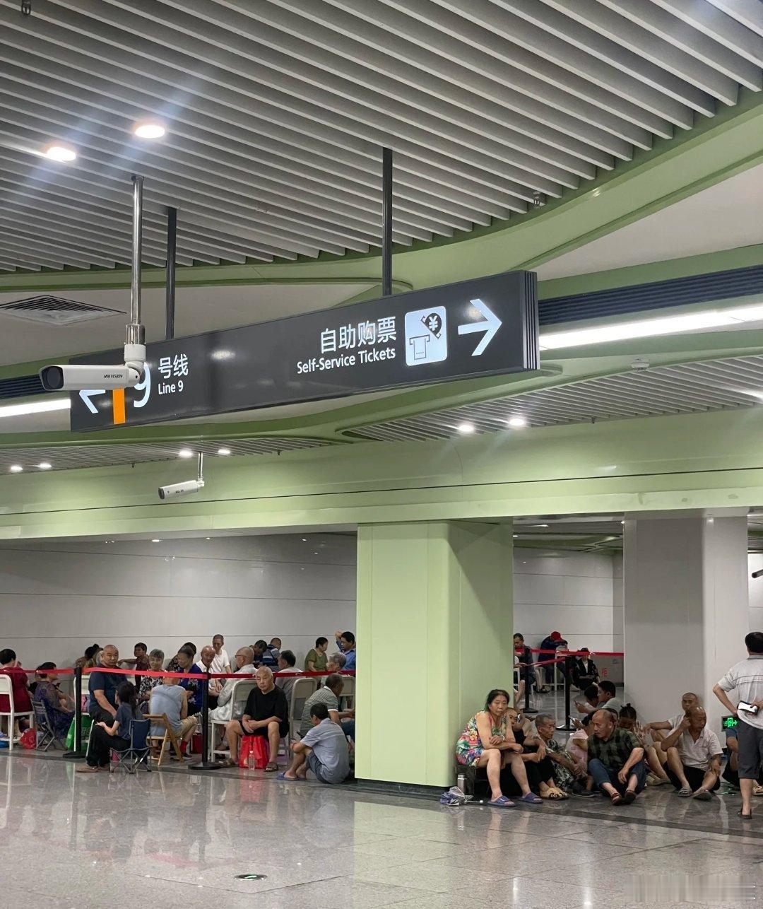 老人纳凉的成本不能转嫁给肯德基夏天，肯德基麦当劳，超市，地铁口通道都成了很多老人