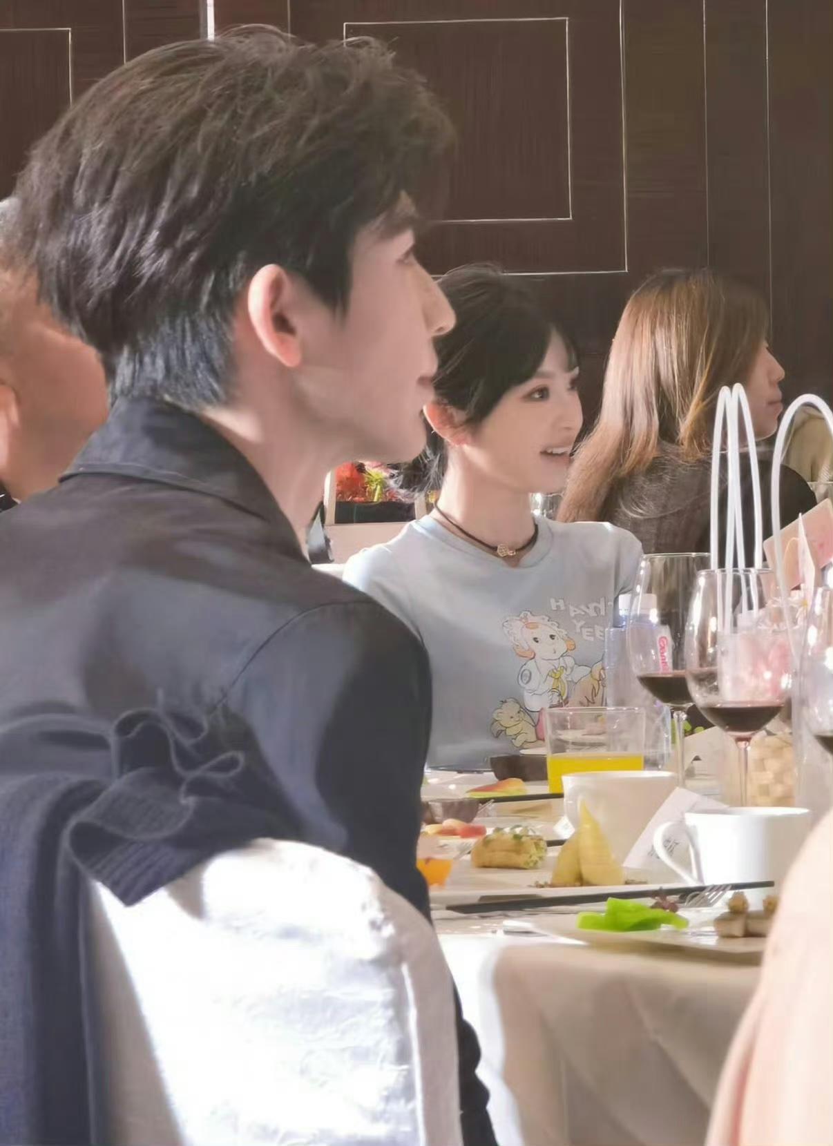 世纪大和解？

《逐玉》庆功宴背后的真相！

两位结仇九年的经纪人，

竟然在同