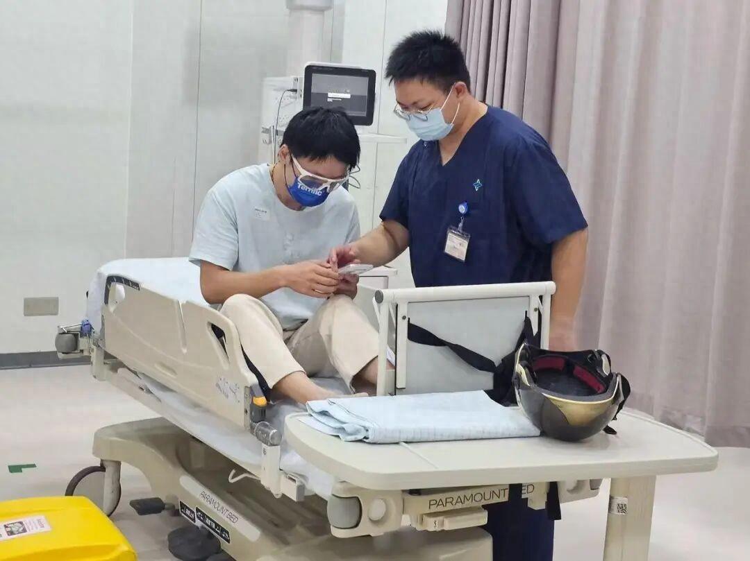 浙江一男子先后三次爬上通风窗台，护士在救援中被男子猛撞头部，仍凭本能第三次将其救