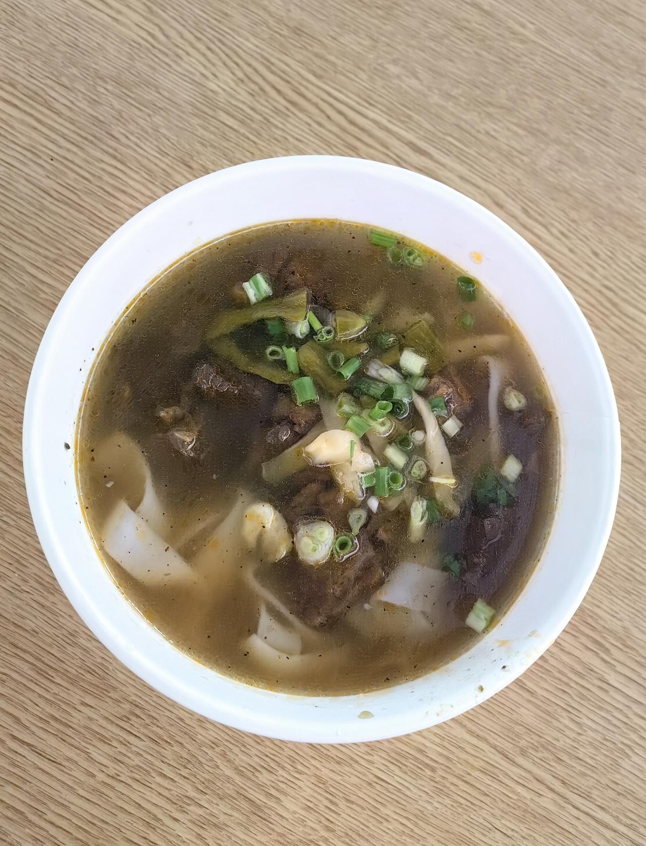 很久没有吃米粉了，昨晚路过这家米粉店，去吃了一碗原味米粉。

之前也在这家米粉店