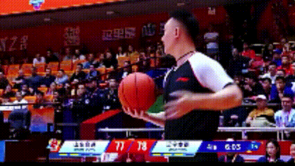 闫军频繁抢戏！杨鸣提出质疑，这球发球哪有问题，没问题。有一说一！吴昌泽站在界内接