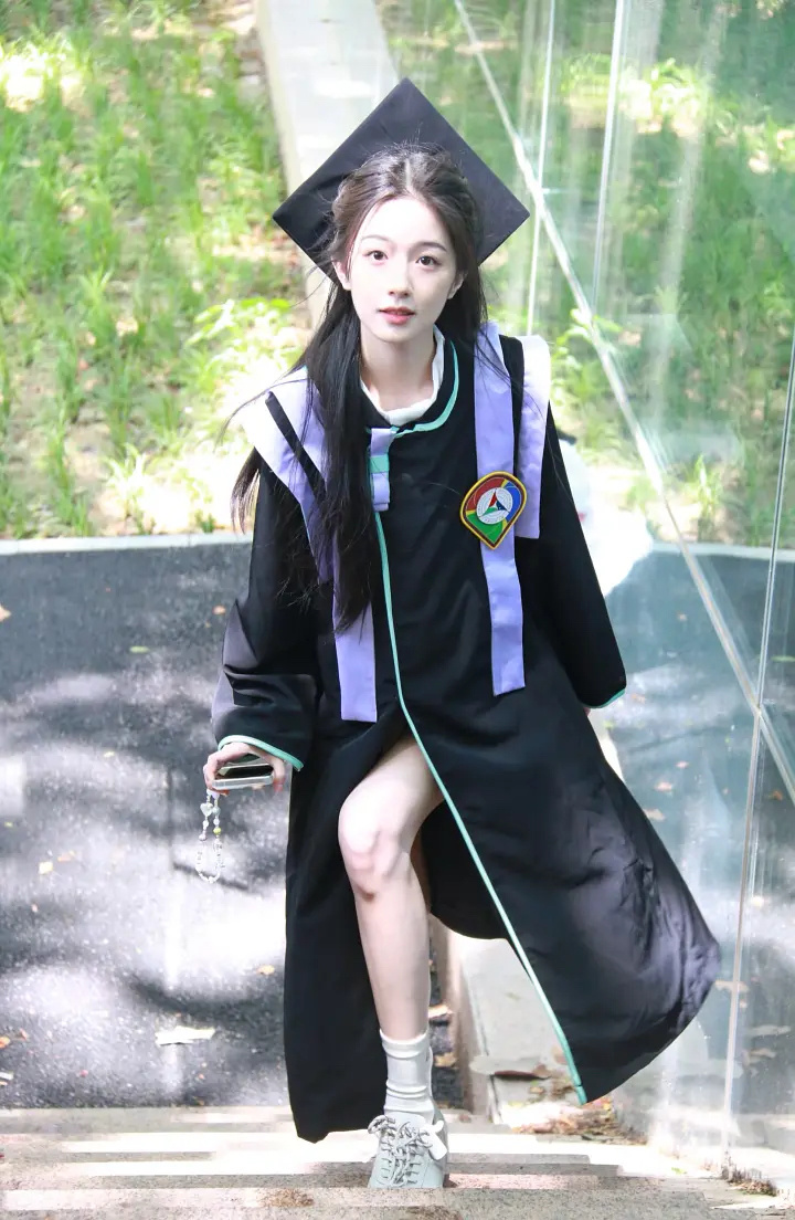 陈思佚会成为下一个章若楠吗？感觉会是那种清纯风、男粉很多的样子。 ​​​