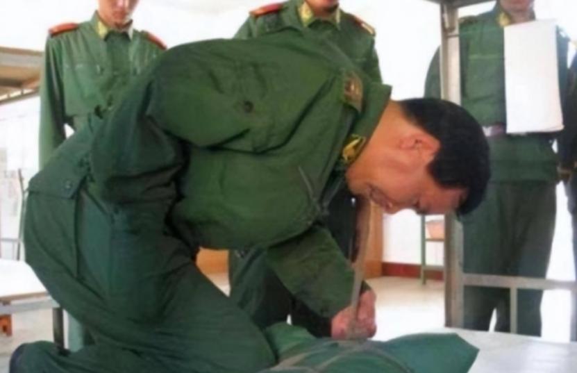 1975年，一位身残志坚的副团长，突然接到命令去军长办公室开会，副团长的神情很落