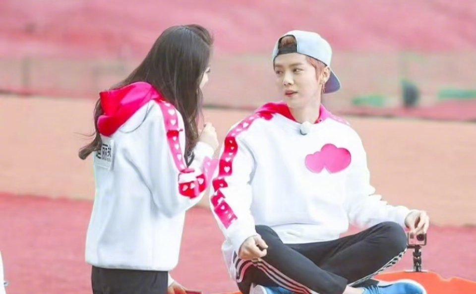 陆地cp据我了解，陆地cp这词是当年跑男自己最先造出来的，目的就是利用当时鹿晗的