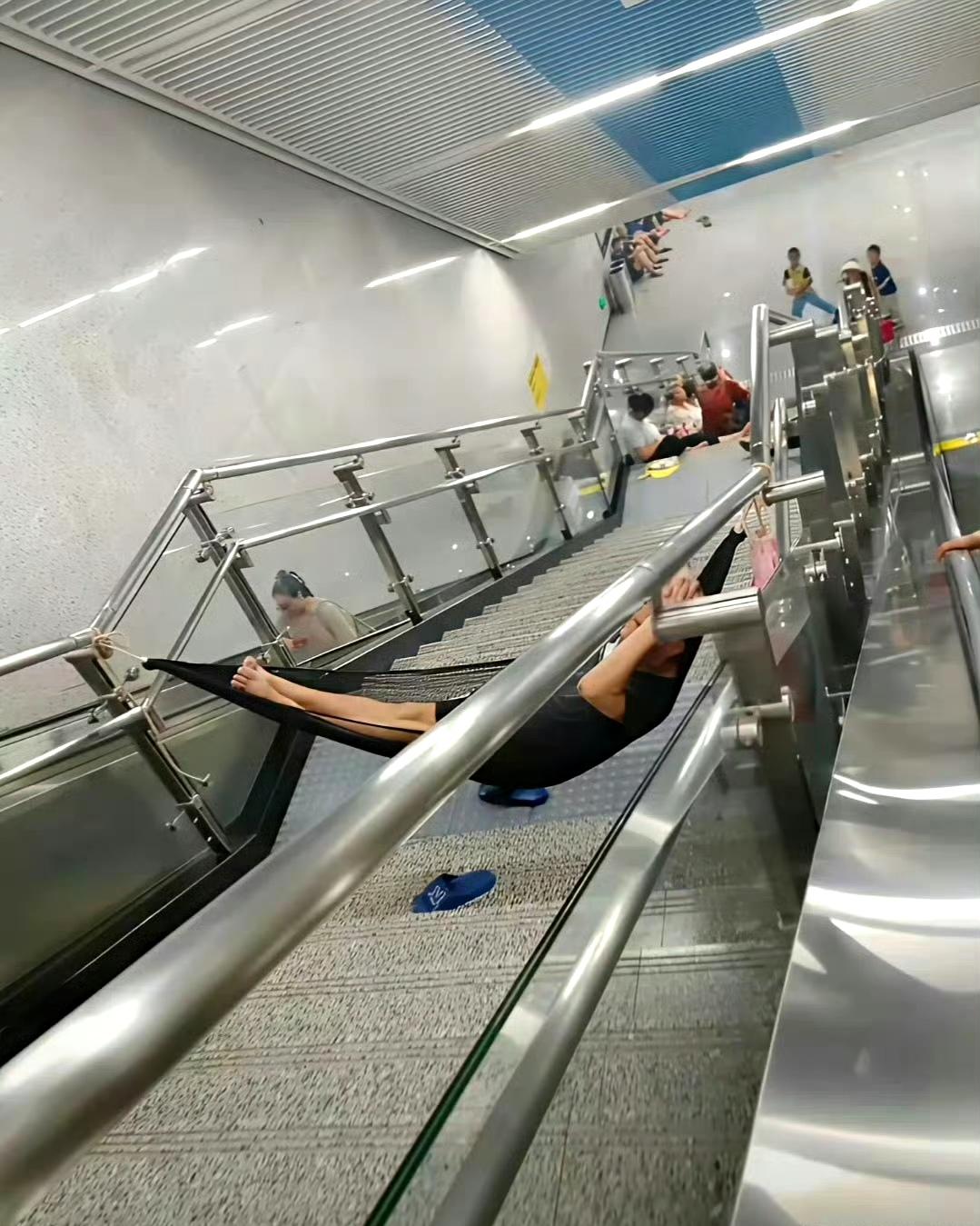 某地地铁站，这样蹭空调就过分了！[鄙视] ​ ​​​