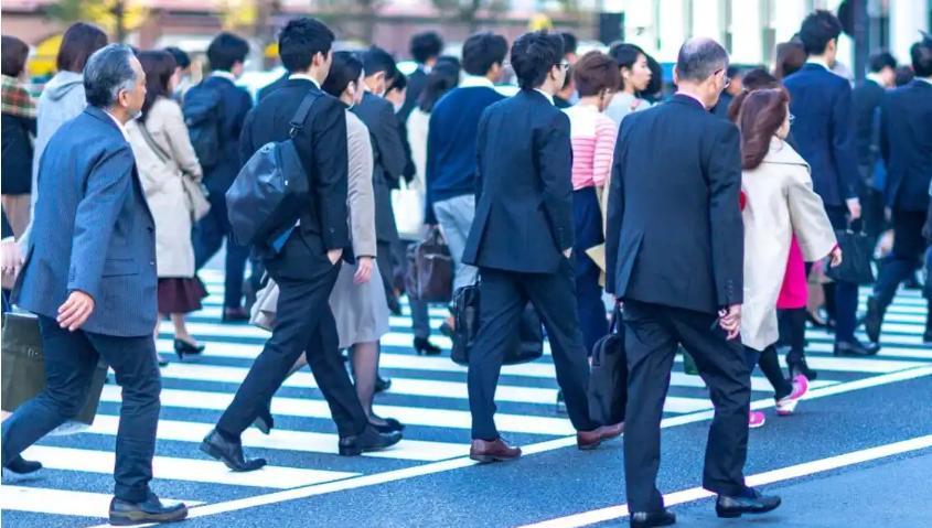 日本就业神话彻底吹破了！国内卷不动的打工人，满心欢喜去日本“躺平”，结果到了地方