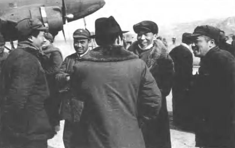 五位开国元勋罕见合影，照片非常珍贵。
1946年1月，周总理从重庆回到延安，毛主