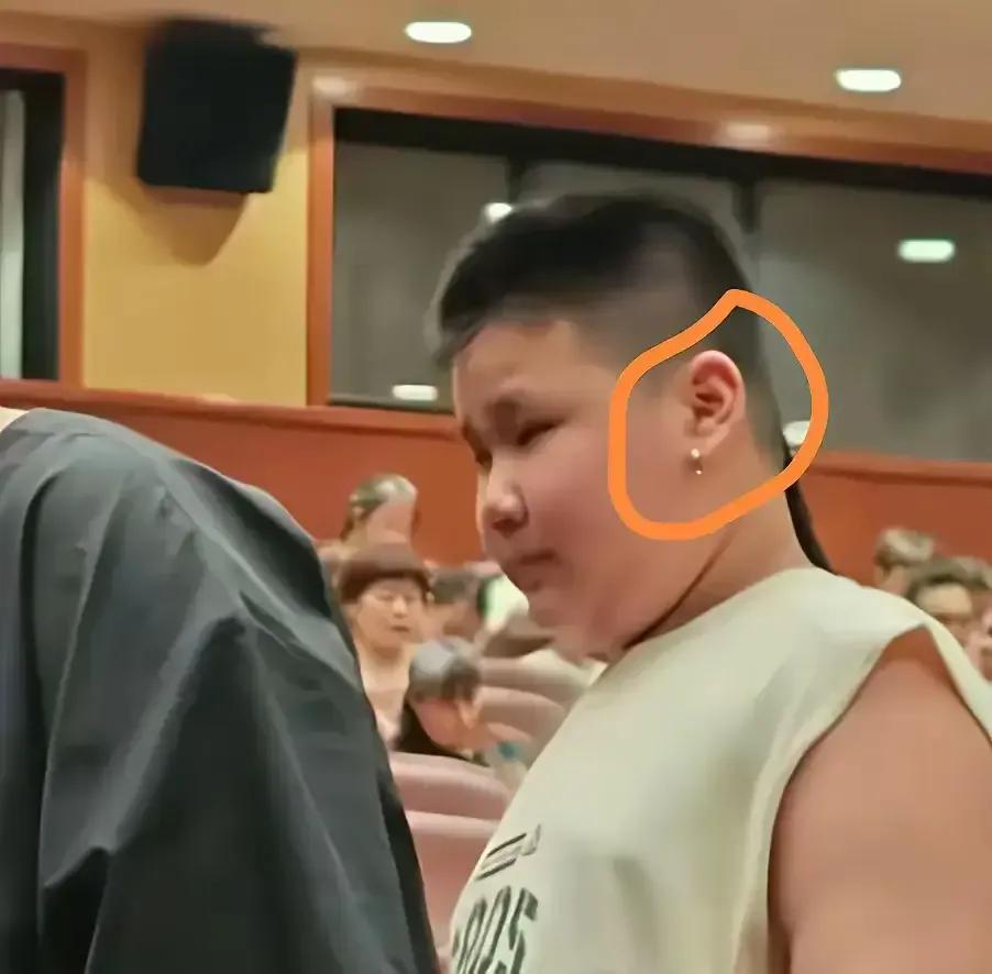 阴谋论！

郭德纲小儿子郭汾阳打个耳钉，竟然扯到了接班这件事！

昨天郭汾阳留小