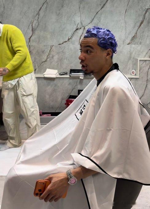 埃基蒂克又染发了？埃基蒂克在理发店使用紫色洗发水护发，回复中多认为这是调金色头发