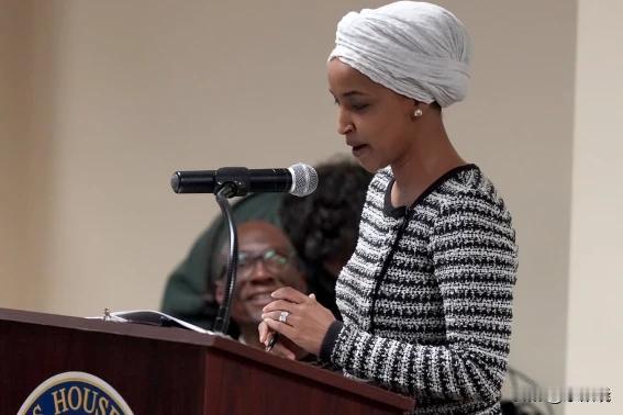 民主党联邦众议员伊尔汗·奥马尔的安全受到威胁，在周二的一次活动中，一名55岁白人