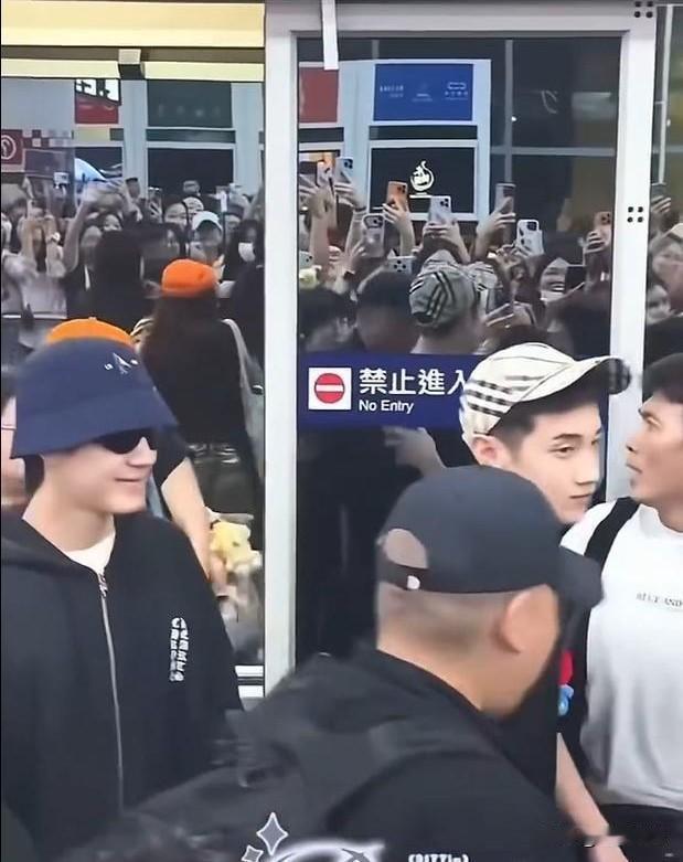 寒心！
泰方工作人员粗暴殴打国内女粉丝，涉事艺人抵达澳门依旧大批粉丝接机
 
前