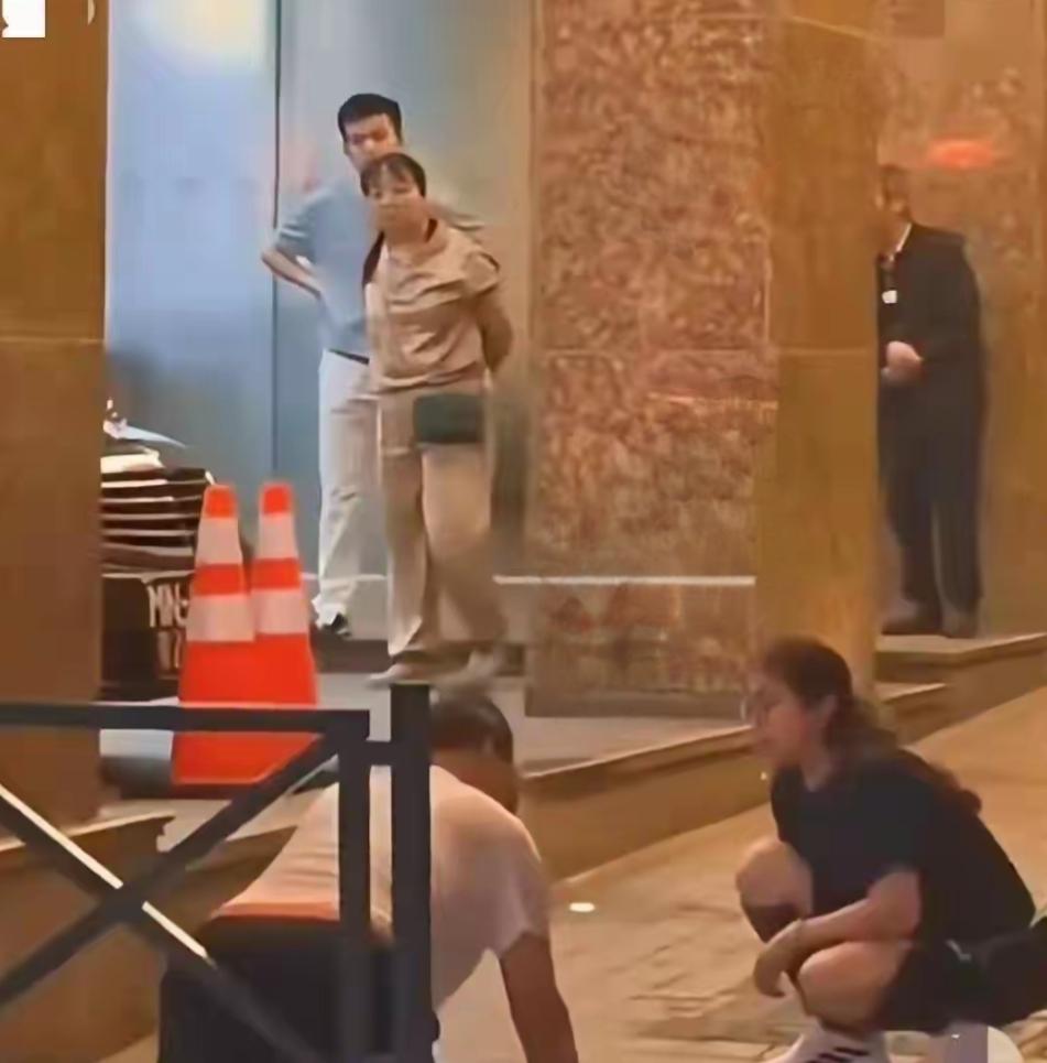 输红眼的赌徒，罪恶之花的绽放。
近日澳门赌场，一位41岁的内地男人，输光了所有钱