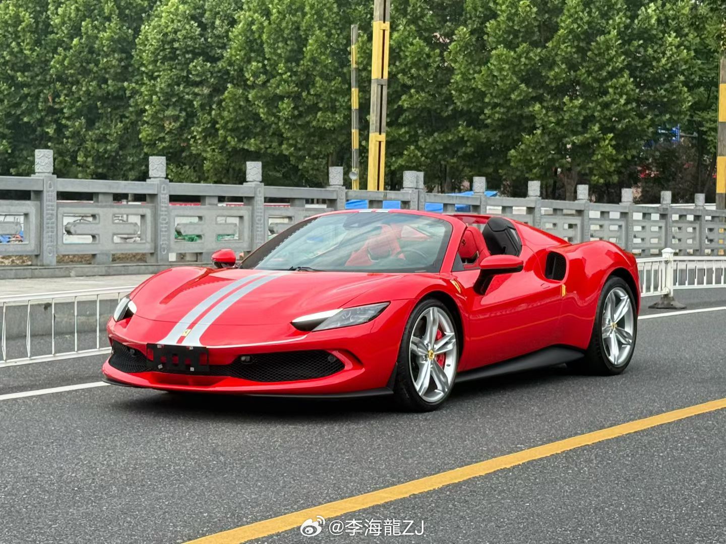 最新到店：24年上牌法拉利296GTS9000多公里，红红 