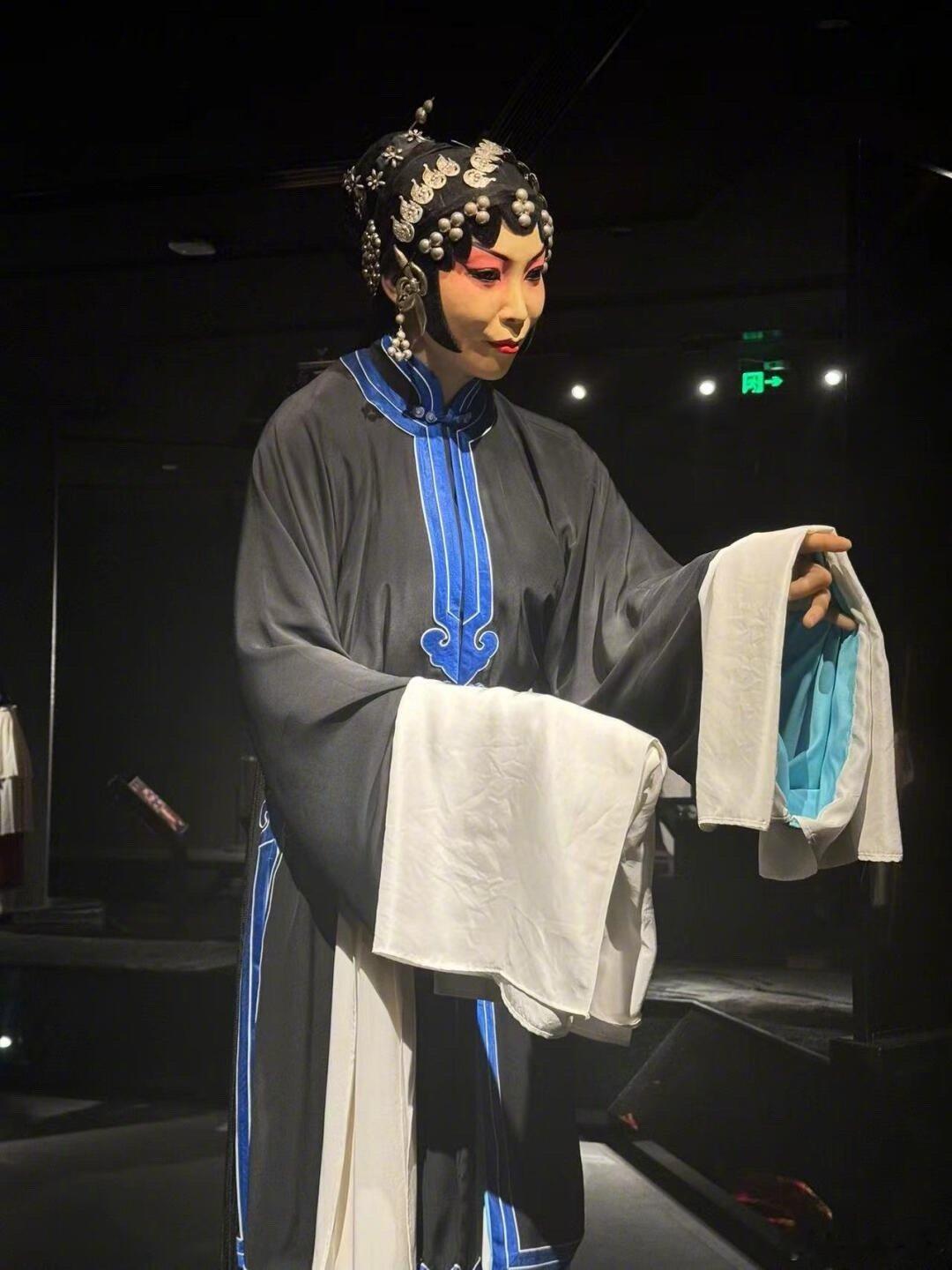 60后站爷站奶将秦腔唱成万人演唱会 60后站爷站奶，秦腔唱响万人演唱会，传统艺术
