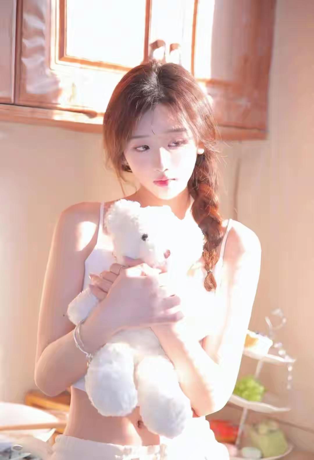 阳光洒进来的午后，抱着可爱的毛绒熊，感受温馨的时光。🌞🧸💕毛绒酷甜照 甜系