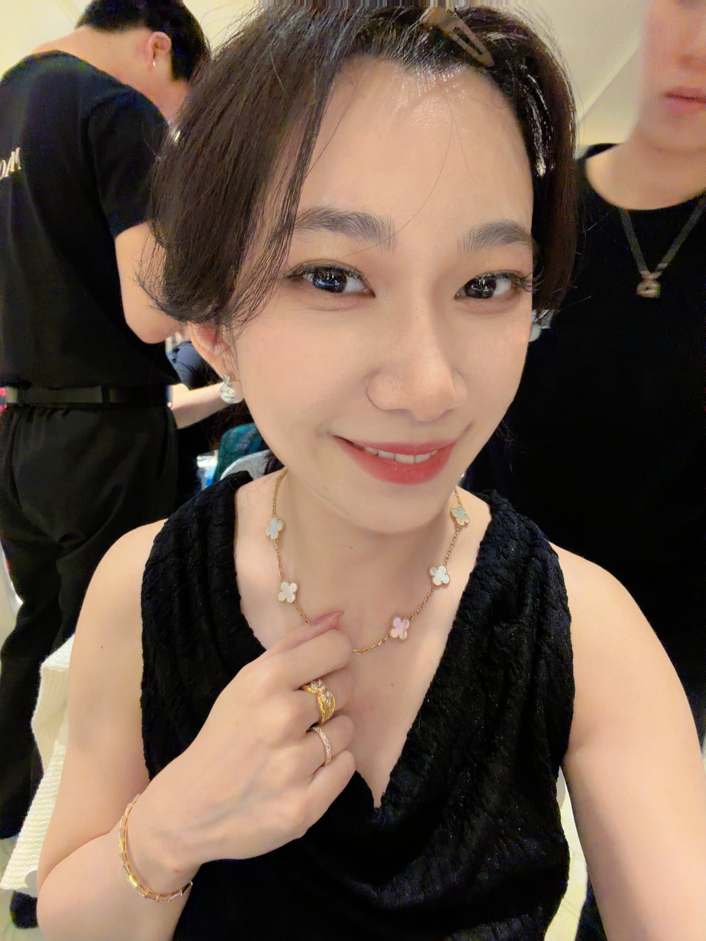 笑死，左右不了男人，就左右都是男人～ 女性power最高 有钱有权的女人太吸睛！