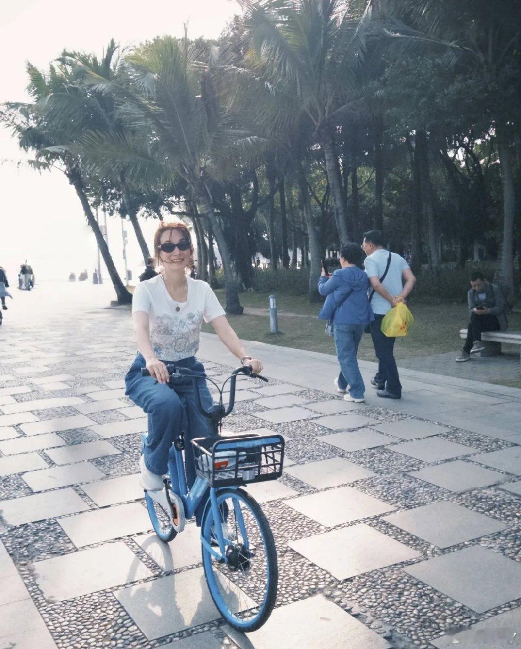 卢靖姗无论上妆还是素面，这颜值都很抗打啊，五官立体精致，中美混血的面庞，身材高挑