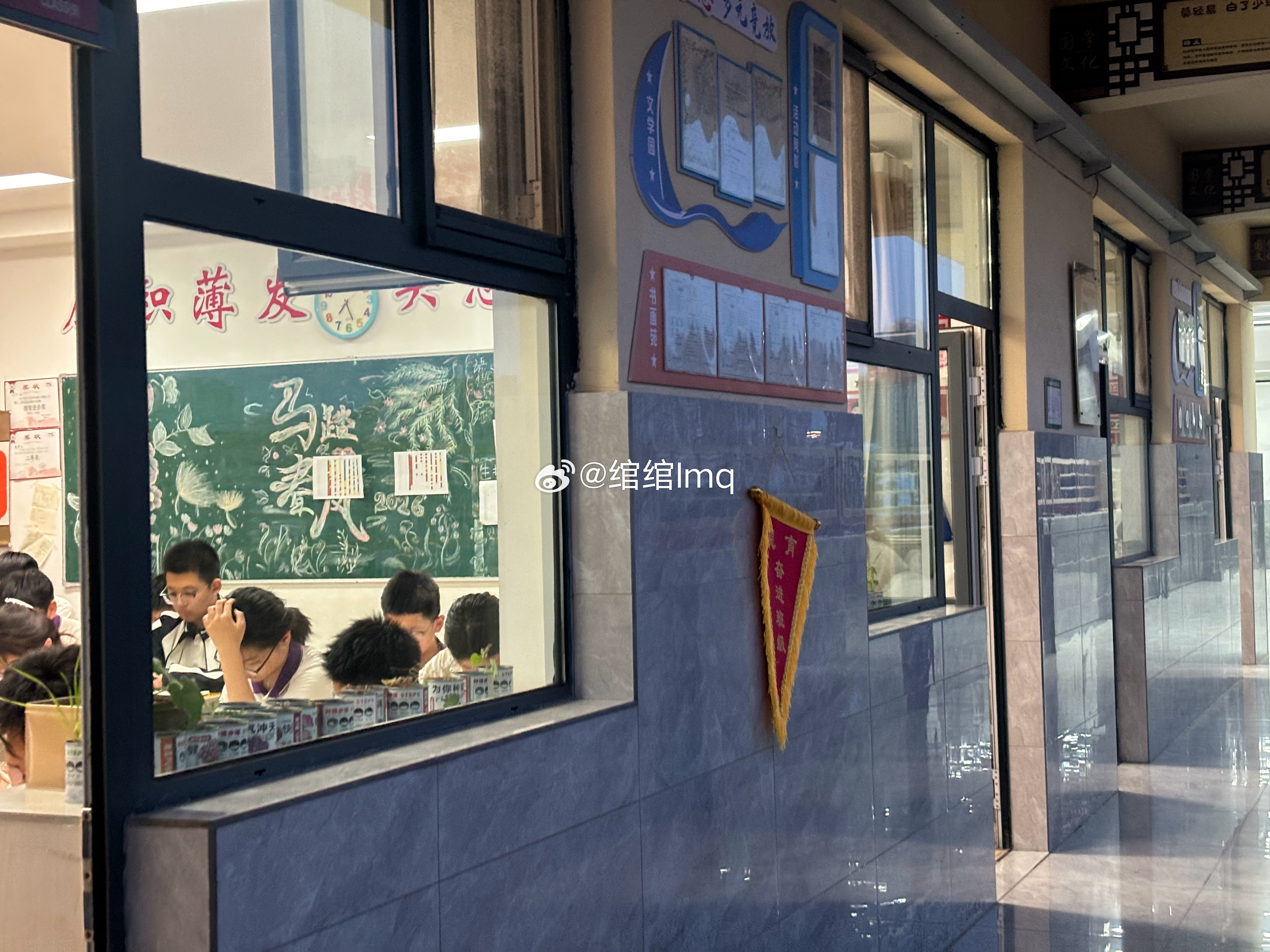 给阿嬷的情书火了电影人集体沉默校园楼宇整洁明净绿植遍布角落学风浓厚学子勤勉求知良