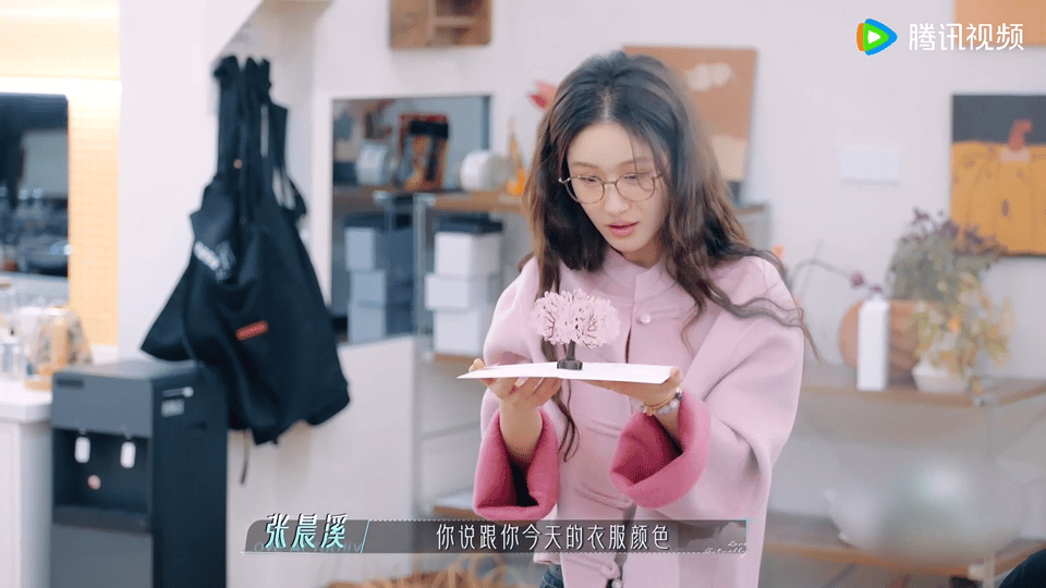 梁田樱花树下站谁都美 这一段真的绝了！梁田站在樱花树下宛如画中人，张晨溪礼物送得