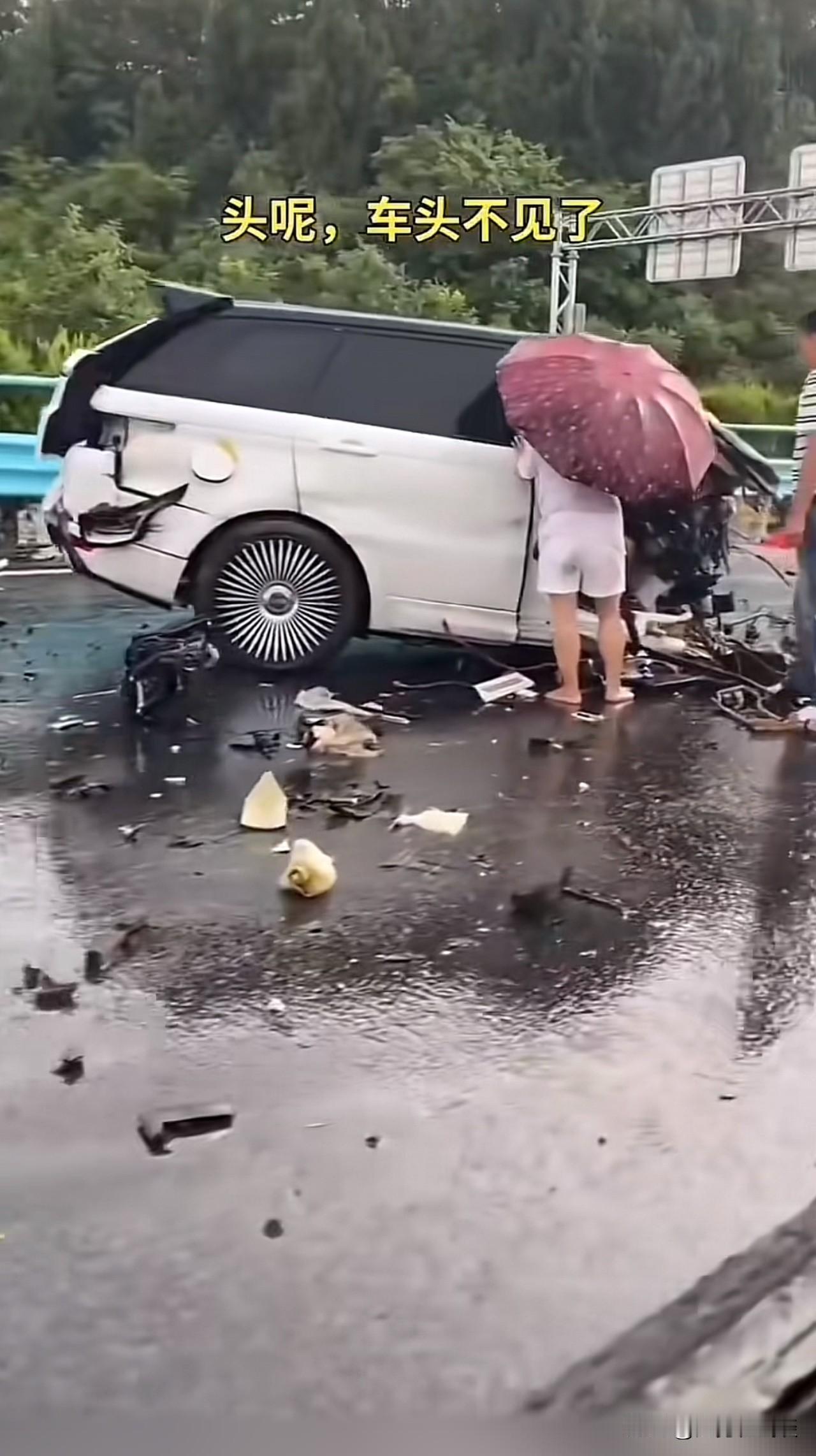 好家伙，车祸没少见，这么严重的还是太少了。

车头直接撞没了，从前面乍一看还以为