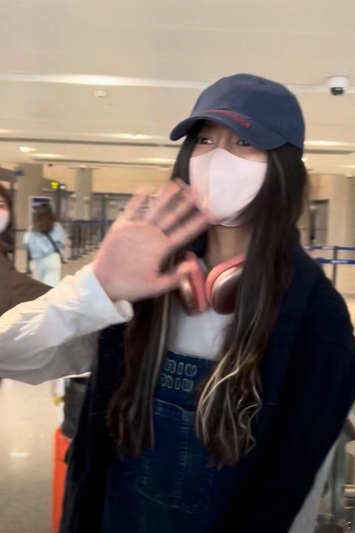 邓超Angelababy一起现身陈赫话剧现场，还是初代跑男的关系好。 