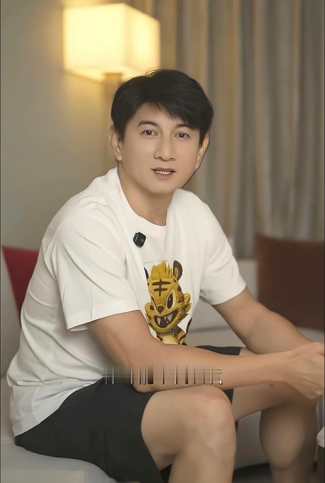 吴奇隆可不是名气低和粉丝少的男艺人啊！

当年可是风靡一时的少年偶像！

他这一