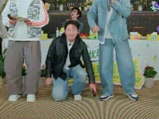 郭京飞一笔两根眼线开创者郭京飞独创一笔两根眼线，左右同时开工，对称效果十分有特色