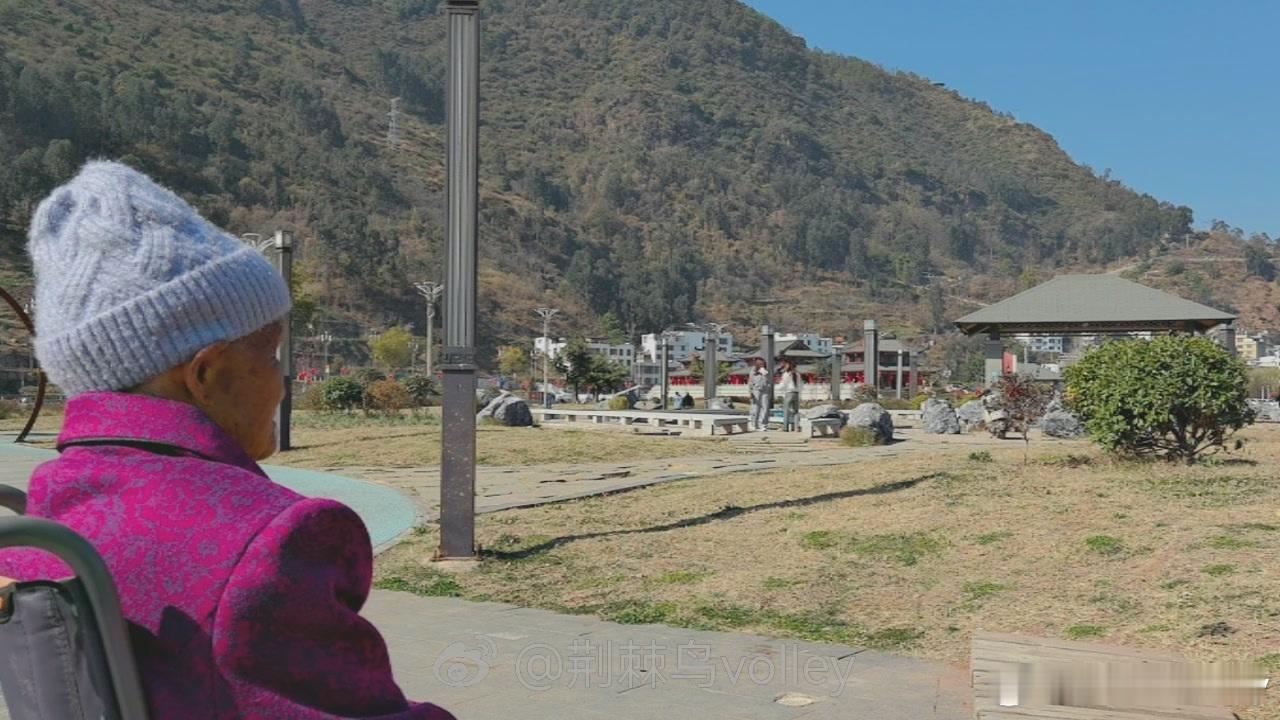 在老家天天陪老人家晒太阳。春节陪伴