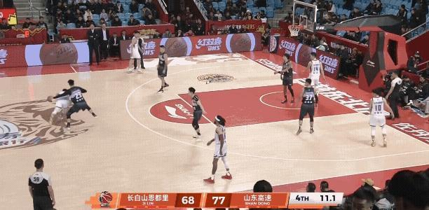 吉林男篮这个球员防守真的是积极啊，虽然最后吉林男篮没有任何机会赢球了，球员还是如