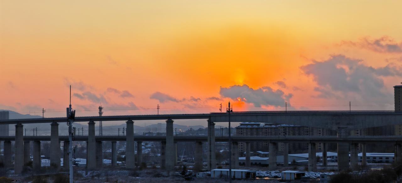 烟台的雪什么样子呢？2025年12月2日，16:20，烟台的雪正式停了，夕阳也格