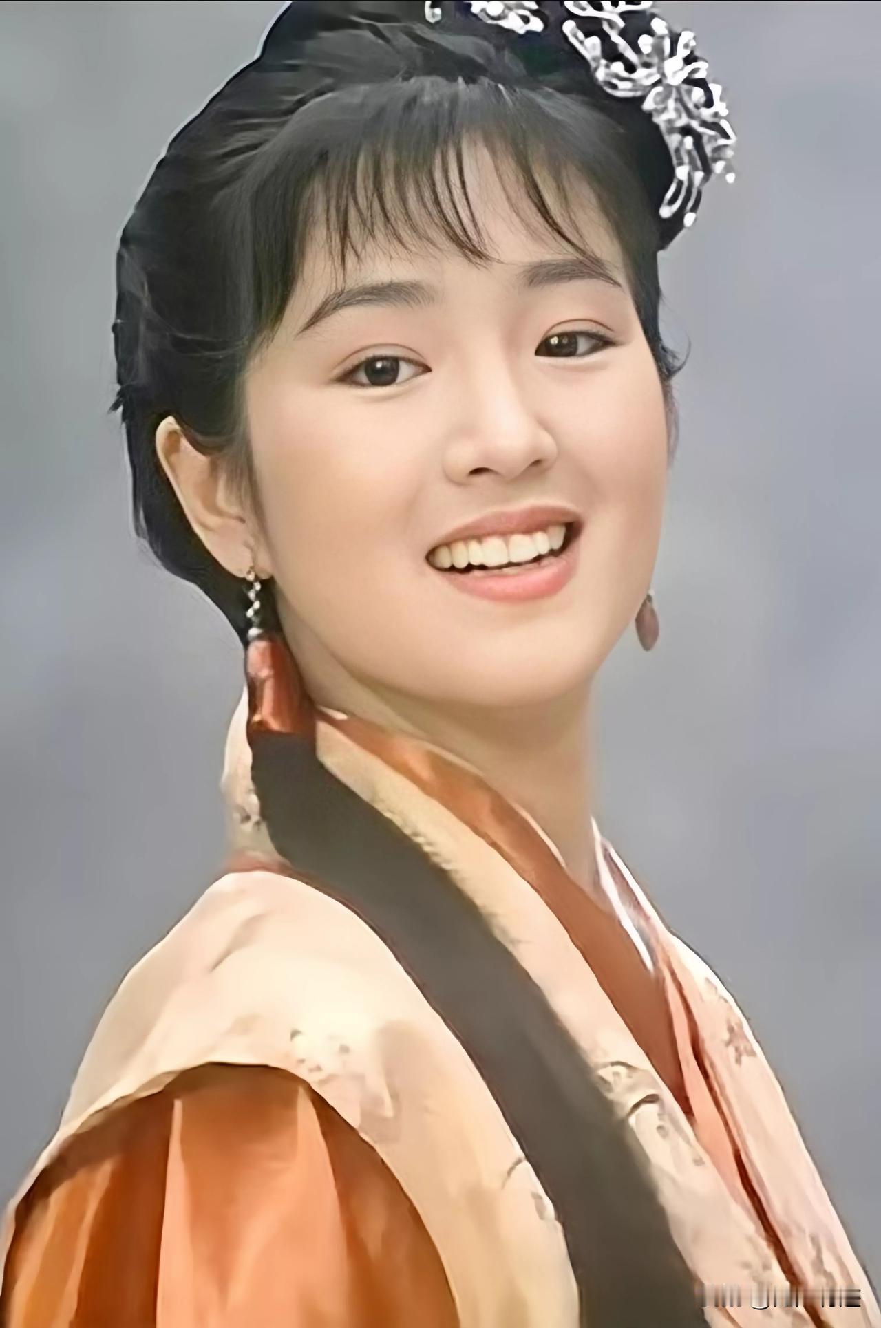 现在回过头去看巩俐饰演的秋香，发现巩俐无意的坚持，反而让秋香这个角色在影片中充满