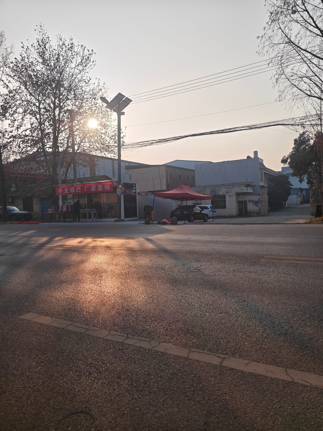 最近陕西人喜欢到户县买锅巴。