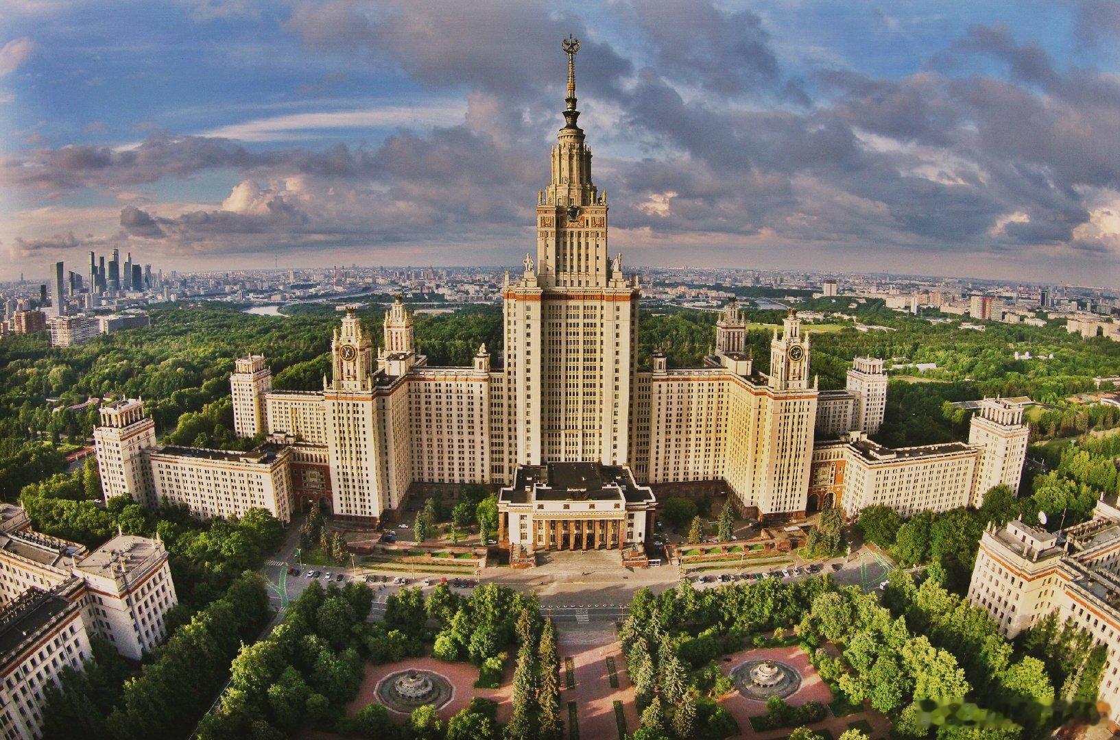 莫斯科国立大学主楼，竣工于1953年，高240米，曾经是欧洲最高建筑。非常苏维埃