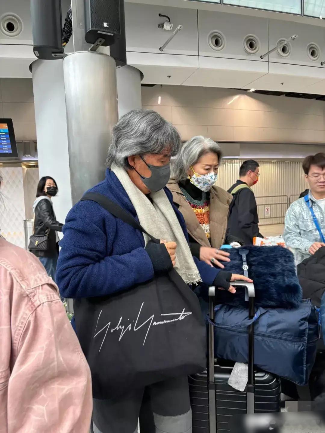 林子祥叶倩文近照，两人状态非常自然，白头发不染皱纹也真实，也没有助理啥的，活的自