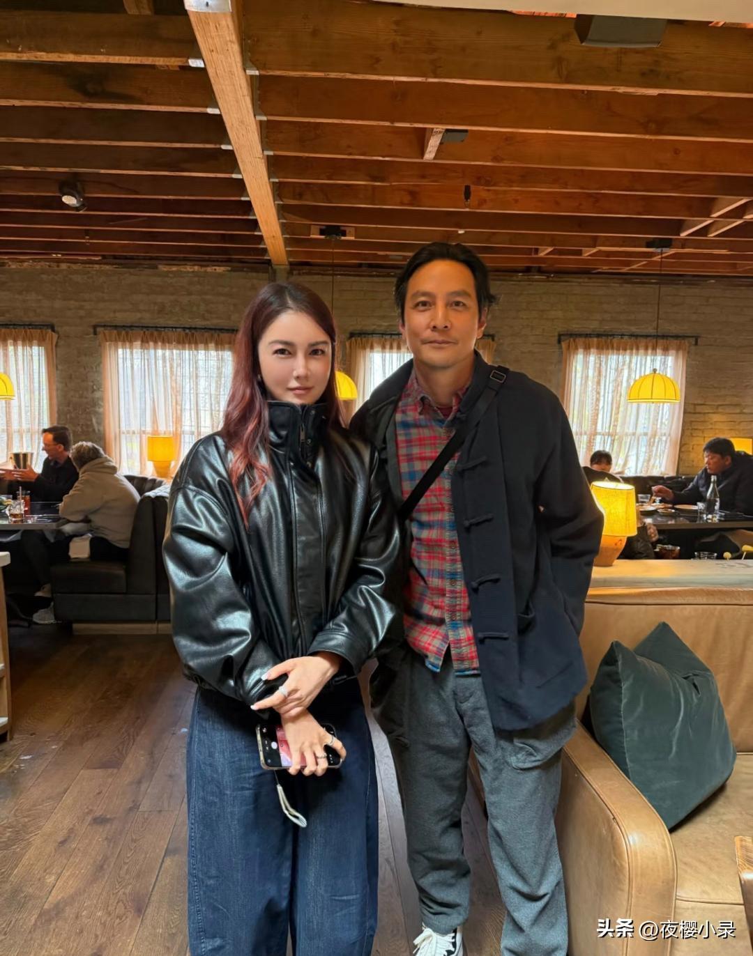 52岁吴彦祖在洛杉矶一家餐厅吃饭被偶遇，他真人看起来还是那么帅，虽然发际线后移严