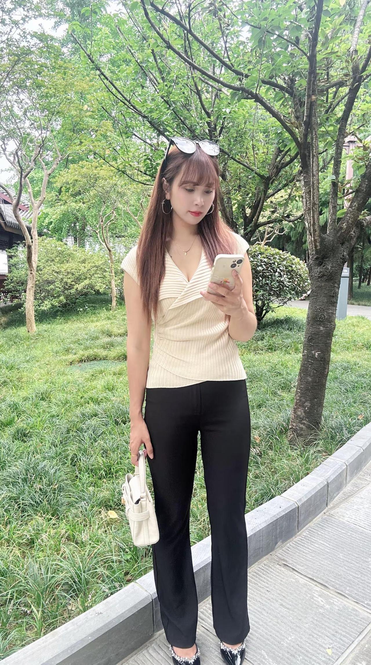 有一天，我不再执着于去问为什么。不再纠结风的去向、雨的缘由，不再追问人心的变迁、