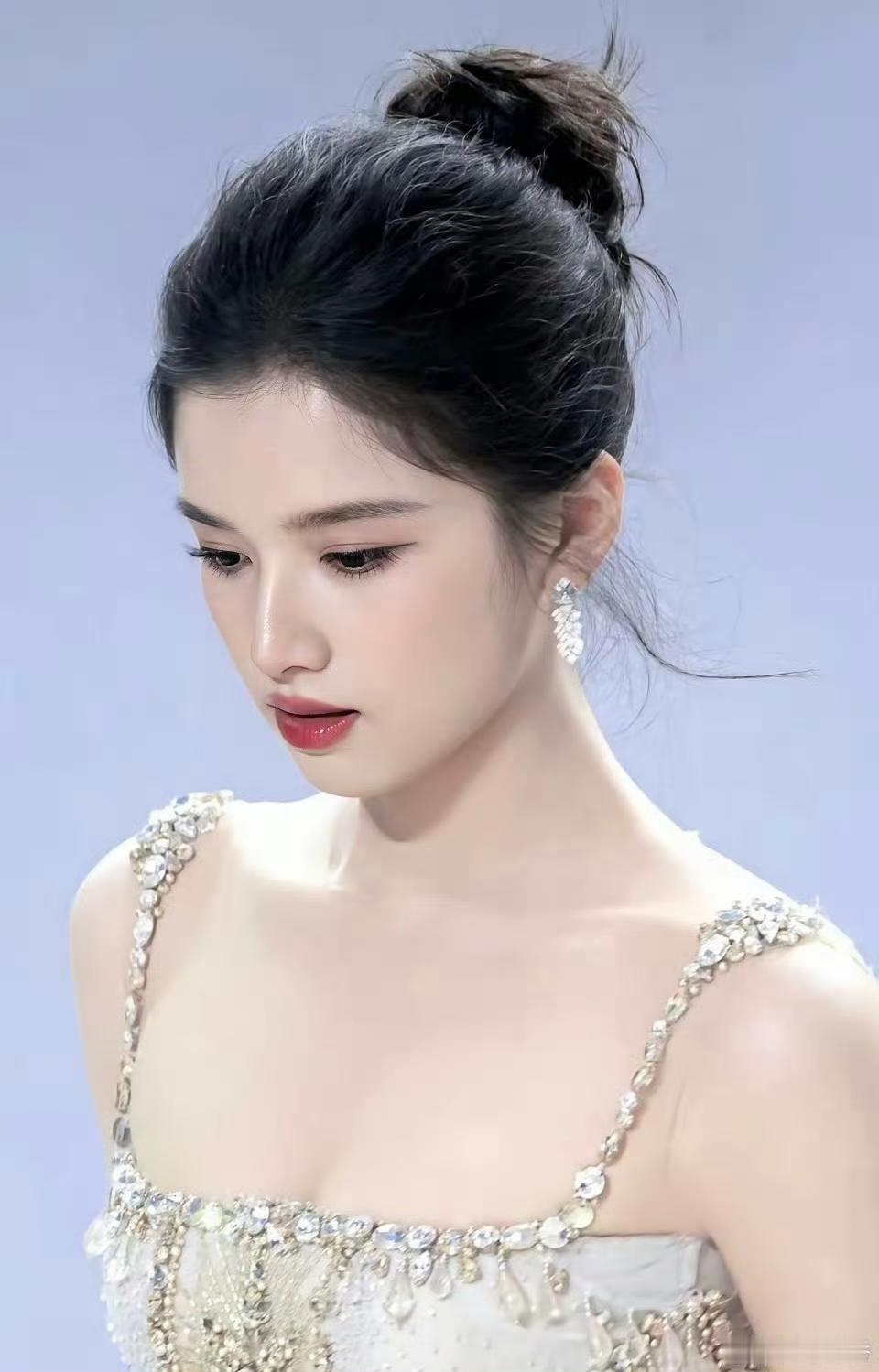 张婧仪这侧脸好完美，头包脸就是绝，气质女王张婧仪胶片感 张婧仪穿搭思路